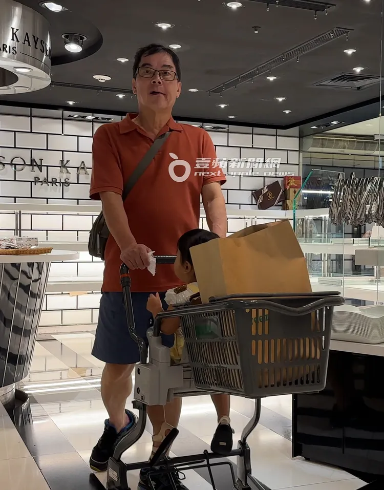 九把刀岳父推著愛孫拜蹦逛烘焙坊。特勤中心攝