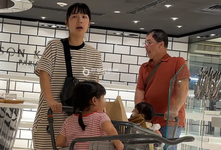 周亭羽（左）推著大女兒魯拉拉，準備走去結帳。特勤中心攝