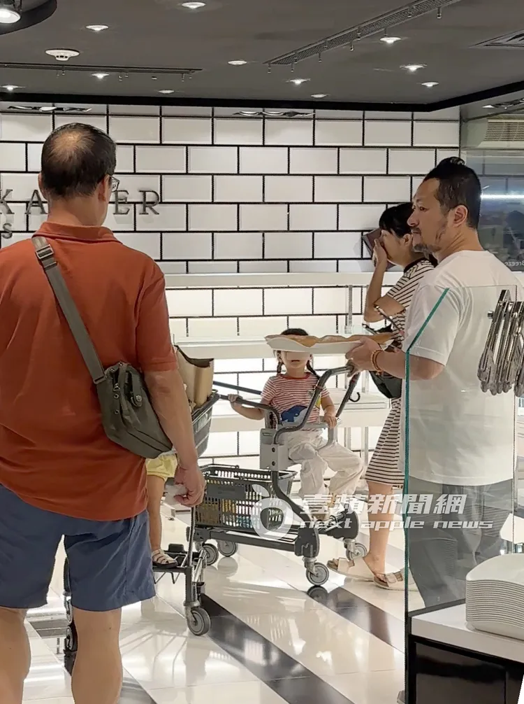 九把刀攜家帶眷到微風廣場地下二樓買麵包。特勤中心攝