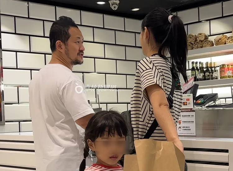 夫妻倆討論還需要購買的商品。特勤中心攝