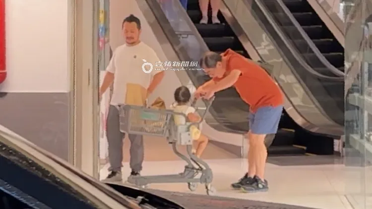 等老婆周亭羽選冰淇淋的同時，九把刀與岳父在後方一同照顧小女兒拜蹦。特勤中心攝