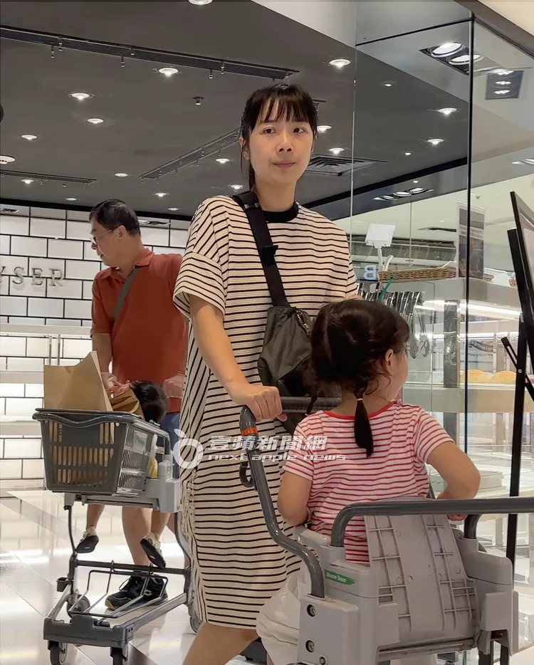 周亭羽看著冷藏櫃內的甜點。特勤中心攝