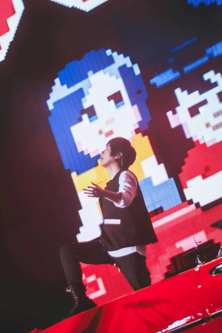 五月天阿信向歌迷掏心底話。相信音樂提供