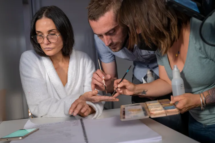 黛咪摩爾手指特殊化妝。CATCHPLAY提供