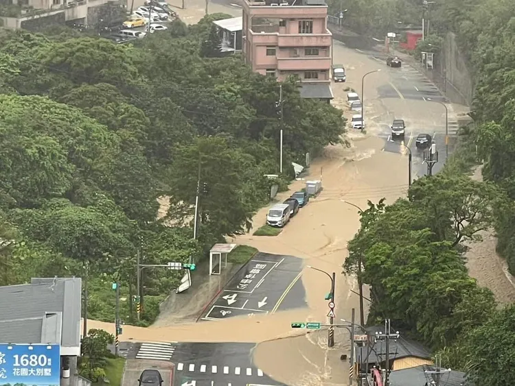 調和街往62快速道路方向維德醫院前也傳出淹水災情。翻攝基隆人大小事臉書