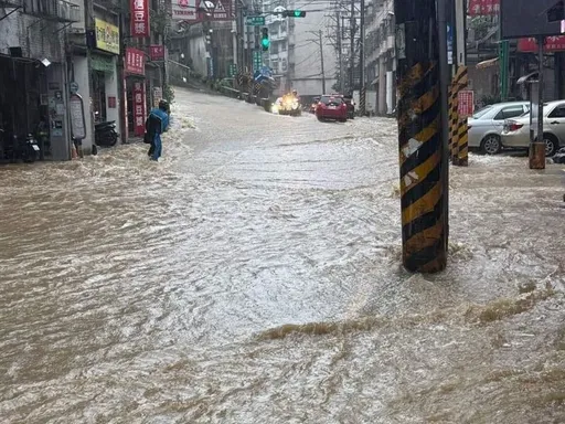 山陀兒颱風挾雨彈!基隆東信路嚴重積水 馬路一度變「 黃河」