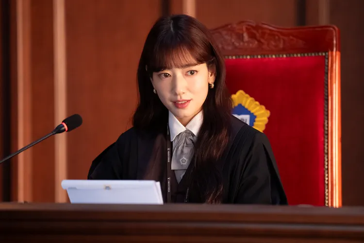 朴信惠一改過去溫和形象，變身惡魔法官。Disney+提供