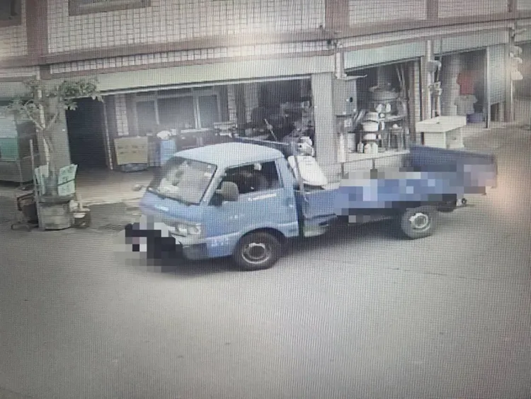 小貨車在民宅前將機車載到回收場拆解報廢，事後才發現是工作人員弄錯了。民眾提供