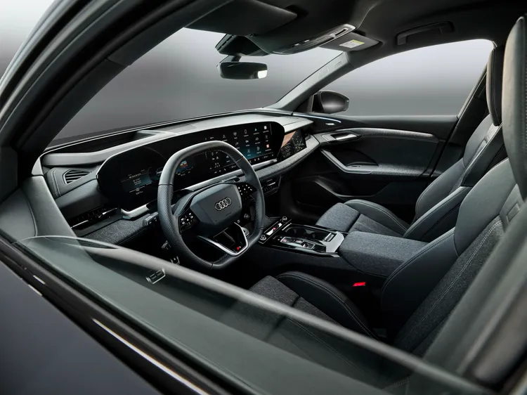 Q6 Sportback e-tron 室內車艙內的動態互動燈，環繞車內、駕駛艙延伸至中控台，給予乘客更多樣化互動感受。原廠照片