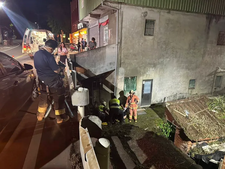 警消到場將盧男救出送醫。警方提供