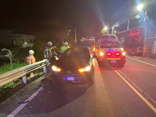 淡水19歲男騎士自摔遭小客車迎面撞　墜落邊坡傷重不治