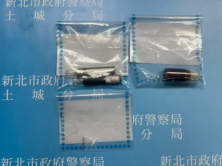 女毒蟲包包被搜出一瓶約30毫升的依托咪酯(喪屍煙油)、安非他命等毒品。翻攝畫面