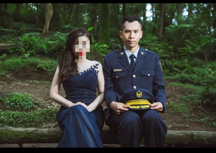劉宗鑫與太太的禮服合照，如今一場意外讓家庭破碎，2名幼女再也等不到爸爸回家。翻攝畫面