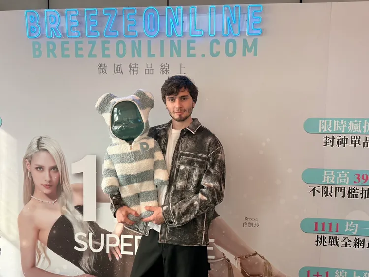 潮人最愛的BE@RBRICK水藍睡衣熊，推薦價1萬6900元。陳揚盛攝