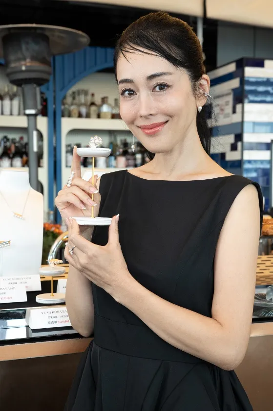 小林優美展示同名珠寶品牌「YUMI KOBAYASHI」全網首發上市。業者提供