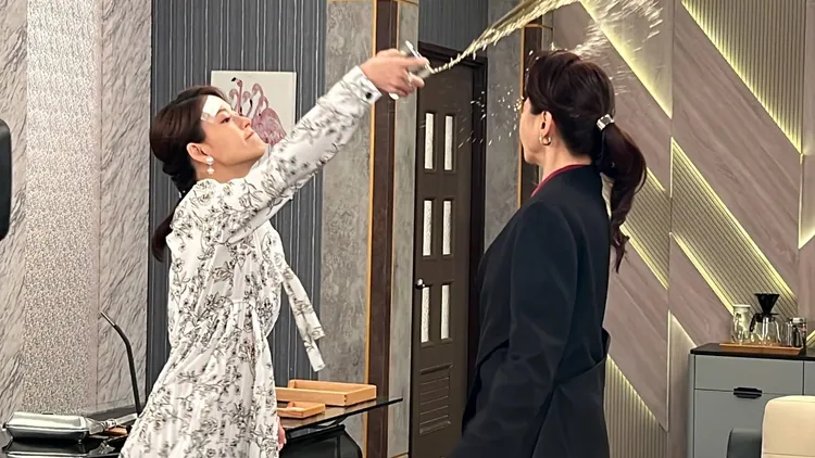 江祖平被王樂妍用水潑臉。三立提供