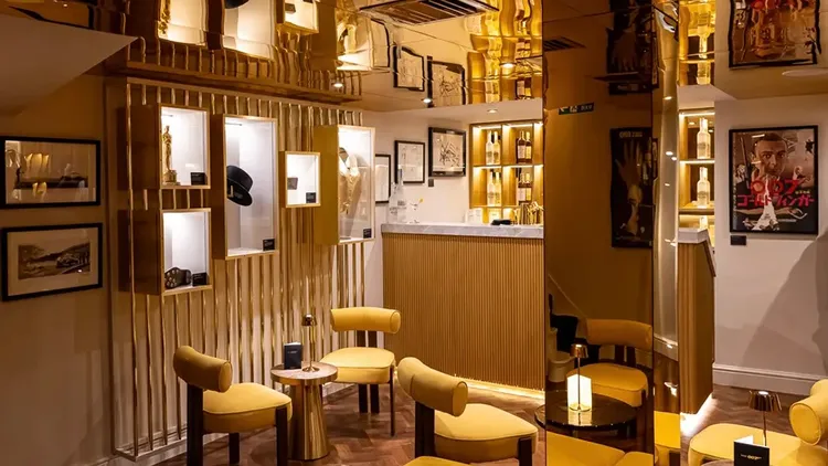 「007」酒吧內展示奧德傑的帽子與《金手指》的高爾夫球鞋。翻攝自《紐約郵報》