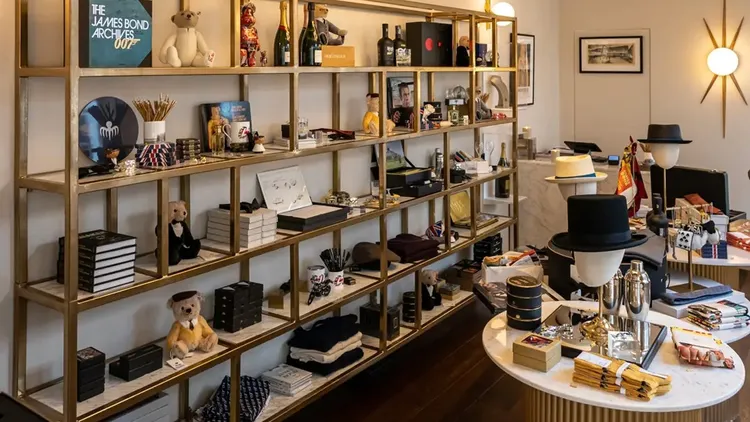 「007」酒吧內也販售龐德最愛的香檳Bollinger特別款禮盒。翻攝自《紐約郵報》