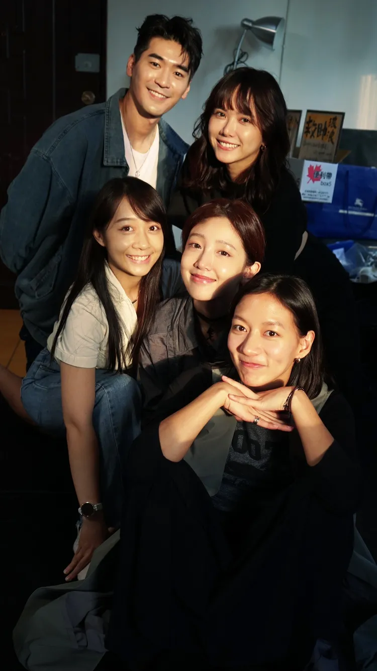 演員共同舉辦公益活動，涂善存（上起）、方語昕、安乙蕎、黃薇渟、陳妤。大愛提供