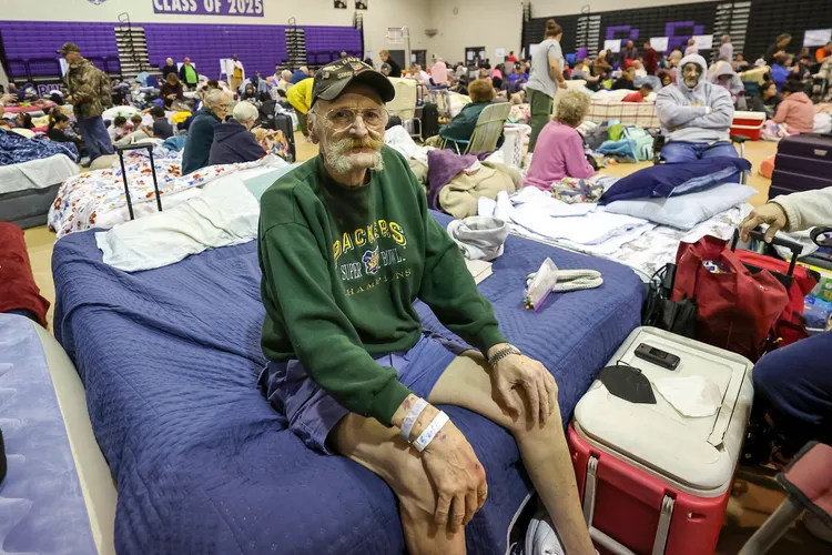 美國佛羅里達州遭受颶風危害的民眾在體育館避難。美聯社