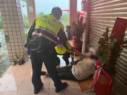 桃園73歲翁騎車購防颱物資遭吹倒 平鎮警民合力救援