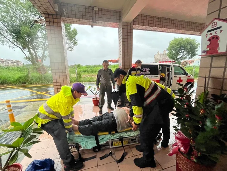 老翁送醫。平鎮警分局提供