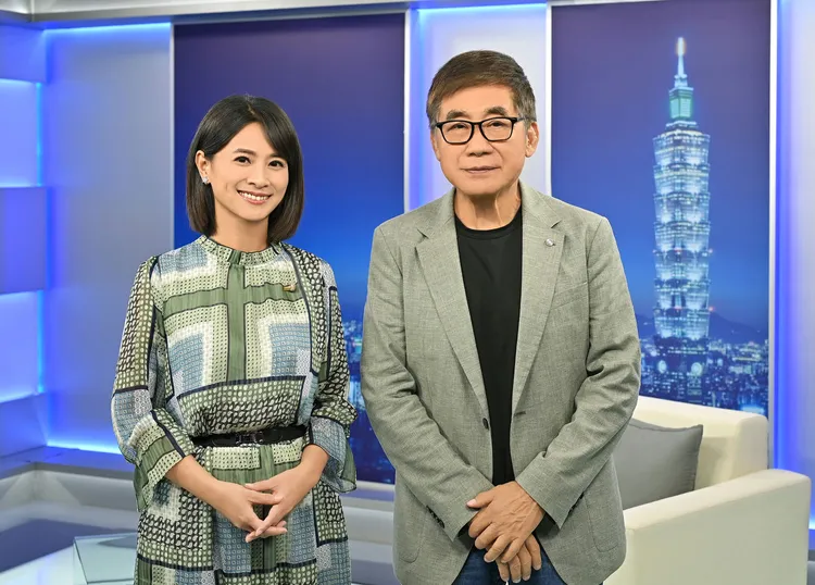 梁修身（右）接受侯乃榕專訪。台視提供