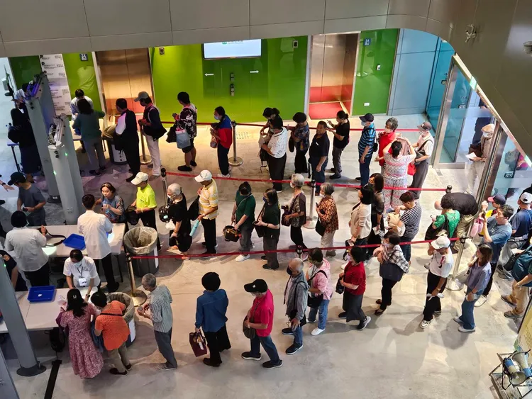 大巨蛋場內名中陸續排隊進場。讀者提供