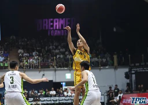 TPBL歷史首戰夢想家對特攻 特攻施晉堯投進第1球