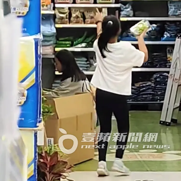 何妤玟在挑花，小女兒呱呱拿盒葡萄回來。特勤中心攝