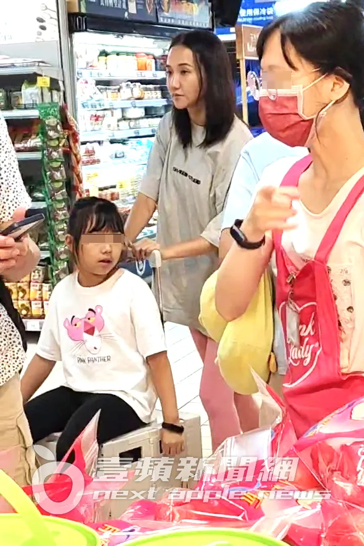 何妤玟繼續推著購物車載小女兒呱呱前進採購。特勤中心攝