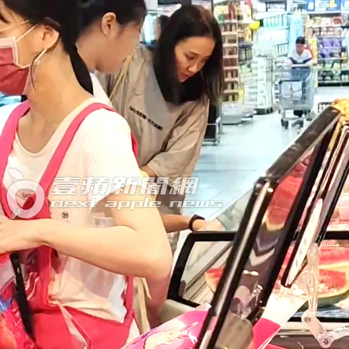 何妤玟（右）跟女兒一起看西瓜。特勤中心攝