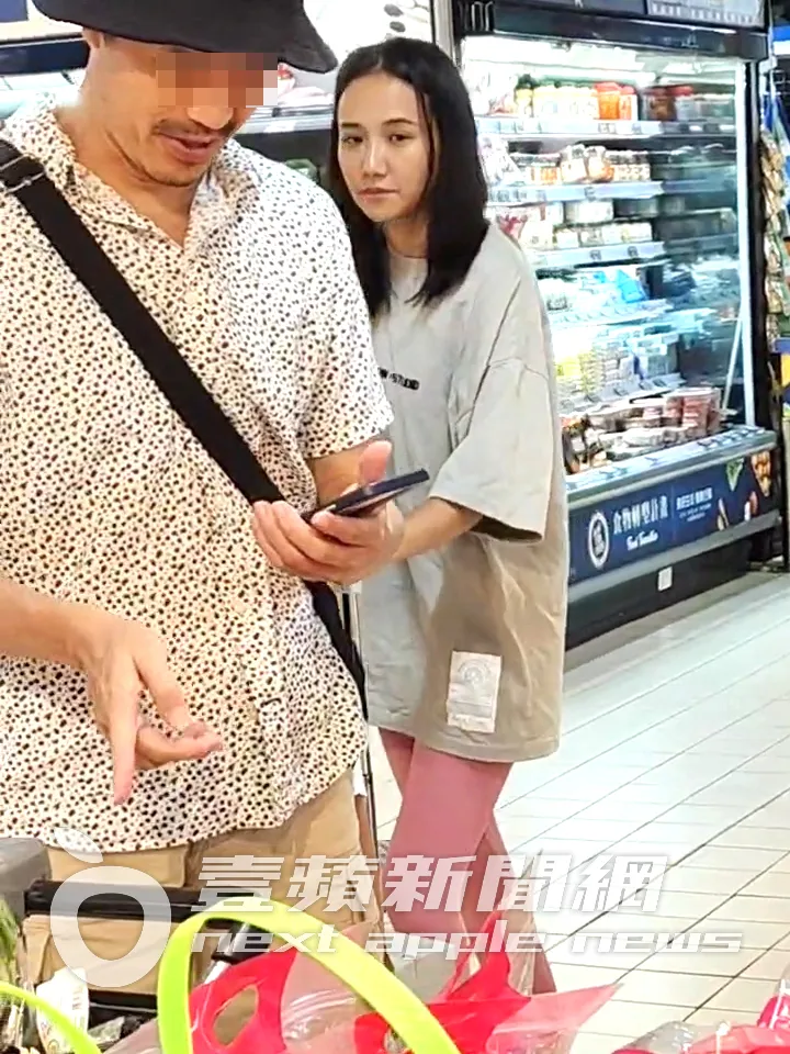 何妤玟望著架上的青木瓜。特勤中心攝