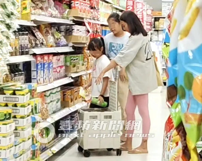 何妤玟小女兒呱呱（左）拿了品客洋芋片放進推車。特勤中心攝
