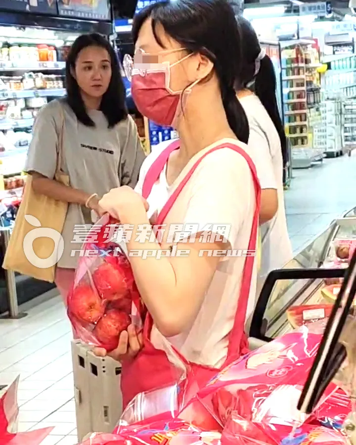 何妤玟（左）跟大女兒恬恬買完葡萄，在蔬果區前討論菜單。特勤中心攝