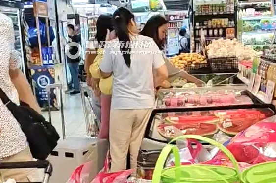 何妤玟（右）帶著寶貝女兒們一起挑葡萄。特勤中心攝