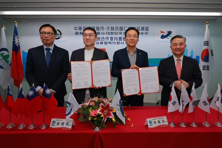 基隆市長謝國樑與韓國仁川市延壽區廳長李載浩簽署友好交流合作意向書。市府提供