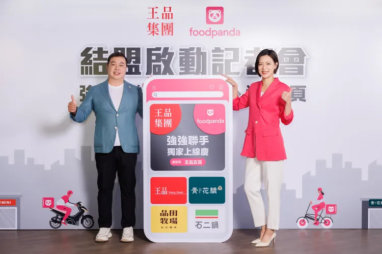 王品集團營運長李威進（左）與foodpanda總經理黃逸華。foodpanda提供