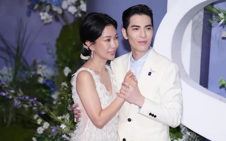 Summer配戴要價160萬的Tiffany Victoria藤蔓造型鉑金鑽石耳環。品牌提供