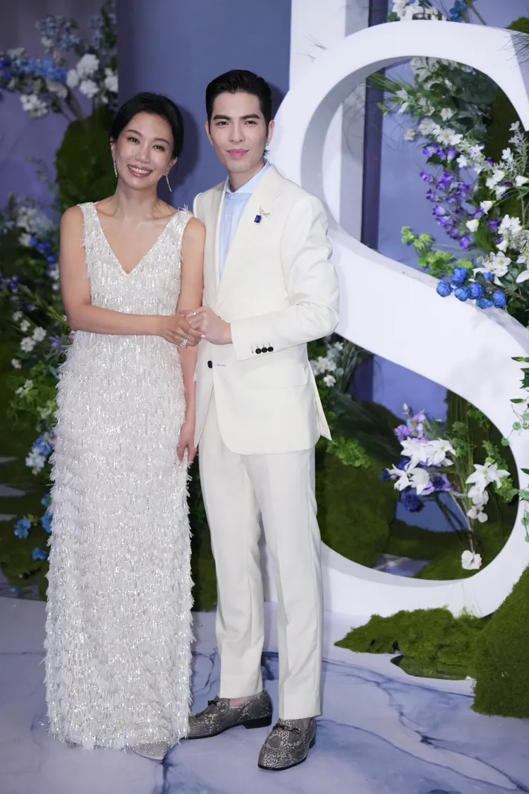 Summer（左）穿著林莉婚紗訂製的「星光羽絨蕾絲晚禮服」。彭欣偉攝