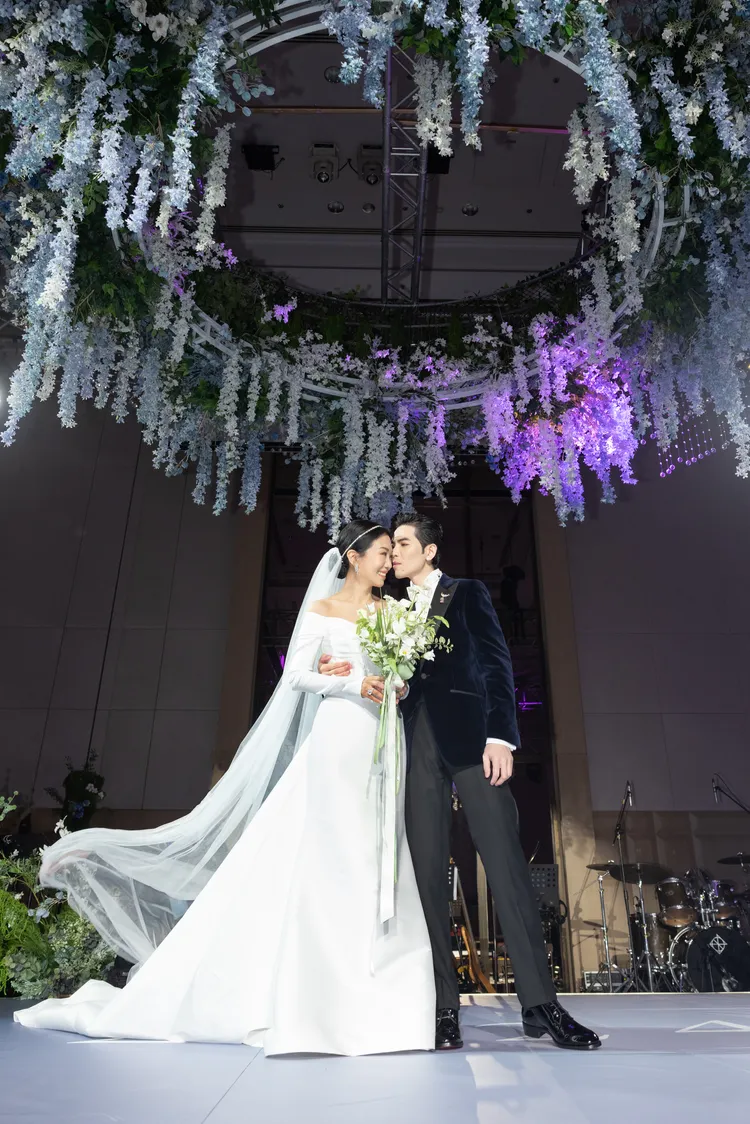 Summer 身穿LinLi Boutique 訂製款「典雅本白馬甲魚尾白紗」作為婚宴主白紗。喜鵲娛樂提供