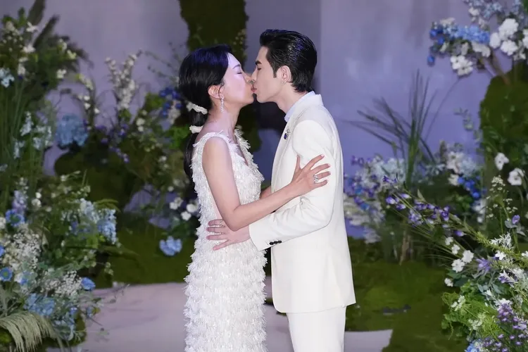 Summer（左）、蕭敬騰（右）婚禮上配戴總價將近9000萬元的Tiffany & Co.珠寶。彭欣偉攝