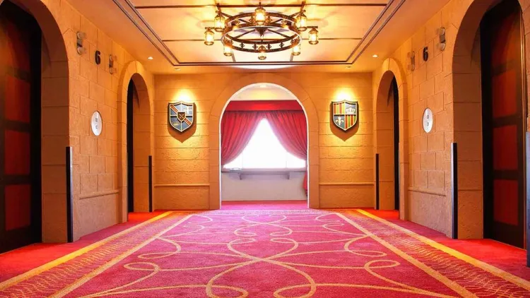 「東京灣舞濱飯店第一度假村」客房內融合優雅與奢華的設計，讓旅客彷彿置身童話中的城堡。業者提供