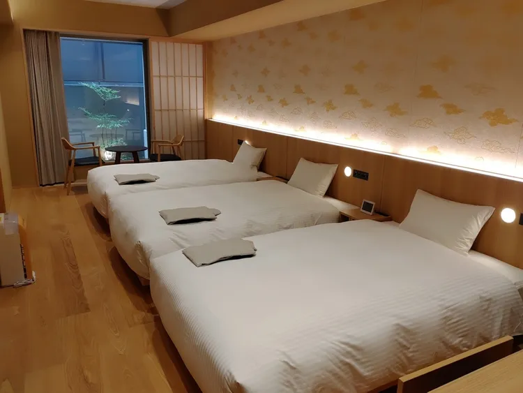 「京都 Ala 飯店」設有男女分區的大浴場和大型天然溫泉湯，讓旅客可以輕鬆享受放鬆時光。業者提供