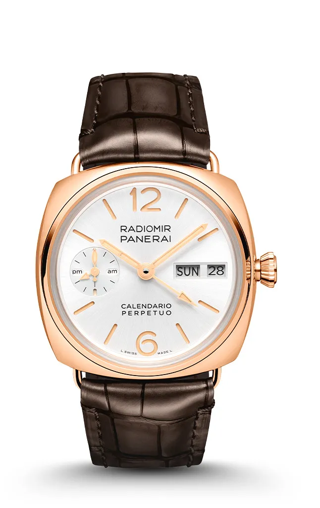 沛納海Radiomir萬年曆兩地時間Goldtech腕錶（PAM01453），45mm，拋光Panerai Goldtech紅金錶殼，白色太陽放射紋三明治磨砂錶盤，棕色鱷魚皮錶帶，P.4100自動上鍊機芯，動力儲存3日，防水深度100米，154萬8000元。品牌提供