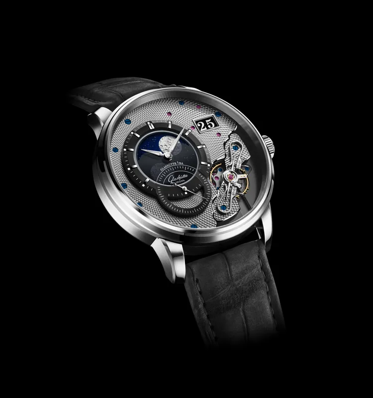 格拉蘇蒂原創PanoLunarInverse偏心月相機芯倒置腕錶，42mm，鉑金錶殼，電鍍黑色錶盤，灰色鱷魚皮絨面錶帶/藍色尼龍編織錶帶，Calibre 91-04自動上鍊機芯，動力儲存45小時，限量200只，137萬7000元。品牌提供