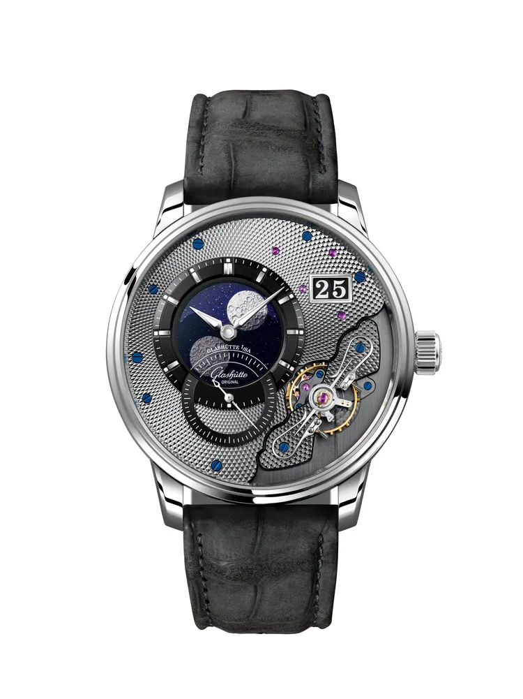 格拉蘇蒂原創PanoLunarInverse偏心月相機芯倒置腕錶，42mm，鉑金錶殼，電鍍黑色錶盤，灰色鱷魚皮絨面錶帶/藍色尼龍編織錶帶，Calibre 91-04自動上鍊機芯，動力儲存45小時，限量200只，137萬7000元。品牌提供