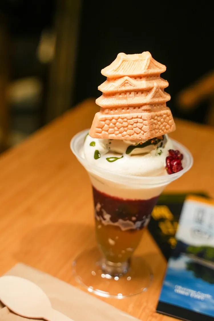 前往岡山城時，可兌換天守閣入場劵+「烏城咖啡」主廚特製聖代。田欣雲攝影