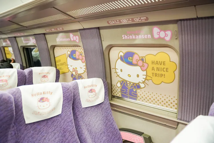 Hello Kitty新幹線車廂內頭枕墊、遮陽簾，處處充滿Hello Kitty元素。田欣雲攝影