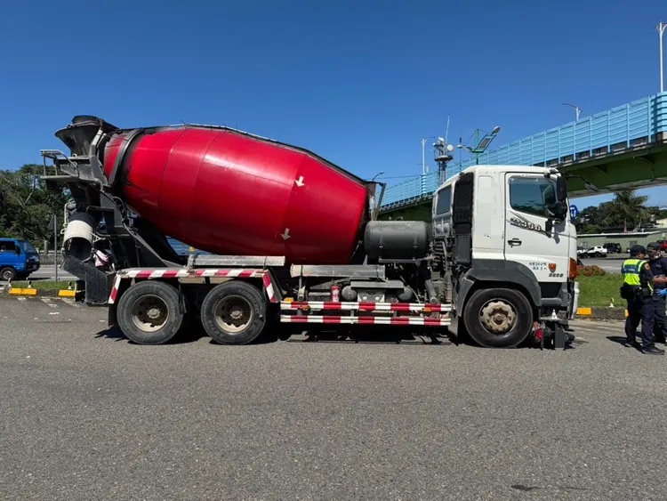 右轉的水泥車與直行機車發生碰撞，造成女騎士慘死。民眾提供